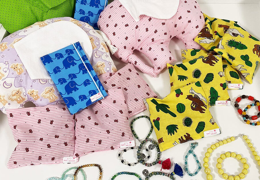 Süße handgenähte Produkte von Mamas Werkstatt, zum Beispiel Mutter-Kind-Pass-Hüllen und Kirschkernkissen