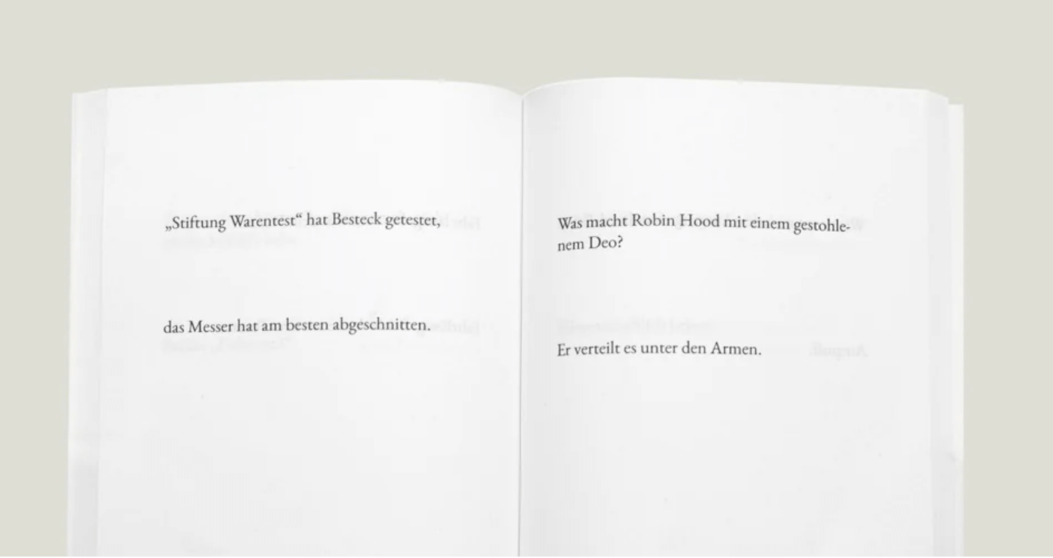 Zwei Seiten aus dem Buch von Paul Linus Urban mit zwei kurzen Witzen. z.B. "Stiftung Warentest hat Besteck getestet. Das Messer hat am besten abgeschnitten"