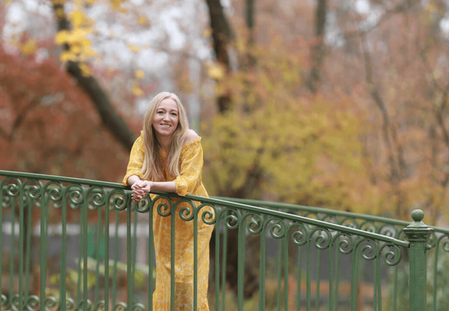 Herbstliches Foto von Verena Maria Swan im gelben Kleid auf einer schönen Brücke